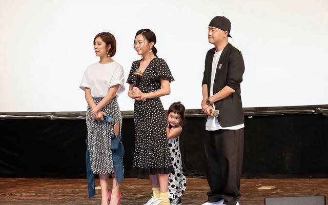 包文婧和网红同框感觉也没赢多少俩人看着服装相CQ9电子 CQ9传奇电子像都挺美的(图2)