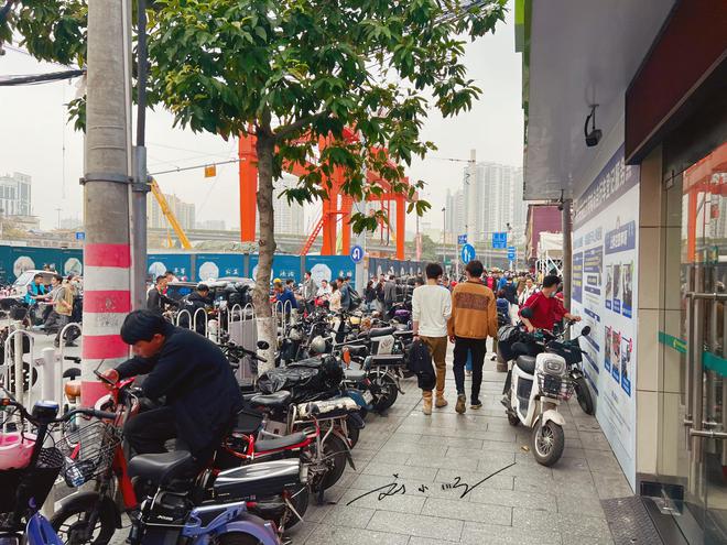 实拍“沙河服装批发市场”就在广州市中心常被大家吐槽CQ9电子 CQ9传奇电子脏乱差(图8)