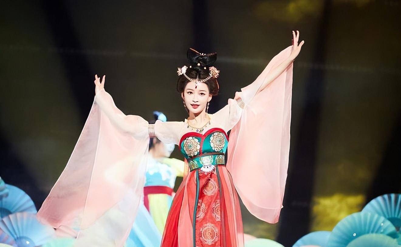 CQ9电子 CQ9传奇电子请！服装组赶紧找综艺造型师！(图12)