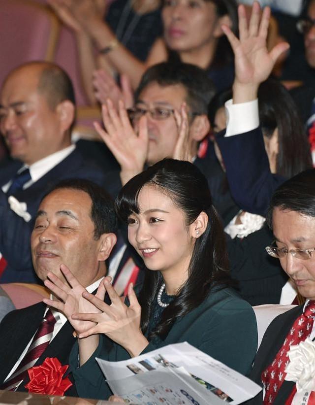 CQ9电子 CQ9传奇电子佳子公主的穿搭适合秋冬深色服装温暖又舒适穿起来也很显身材