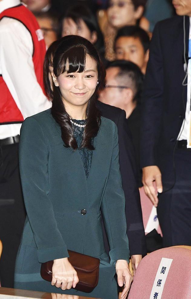 CQ9电子 CQ9传奇电子佳子公主的穿搭适合秋冬深色服装温暖又舒适穿起来也很显身材(图2)