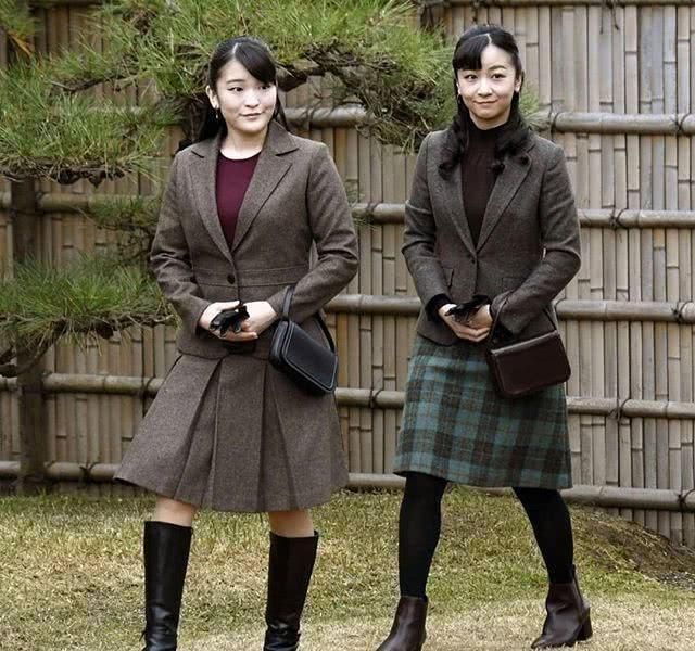 CQ9电子 CQ9传奇电子佳子公主的穿搭适合秋冬深色服装温暖又舒适穿起来也很显身材(图3)