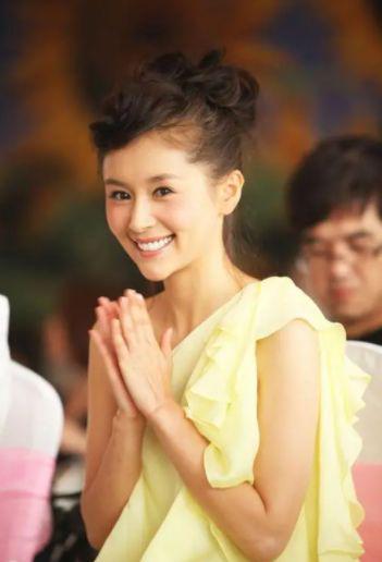 王子文露个肩膀头子很有气质虽然服装有点老气但挺CQ9电子 CQ9传奇电子衬她气质的(图4)