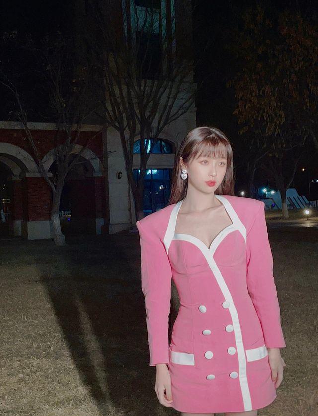 CQ9电子 CQ9传奇电子虞书欣穿红色系服装整个人青春洋溢带着一种复古的味道(图2)