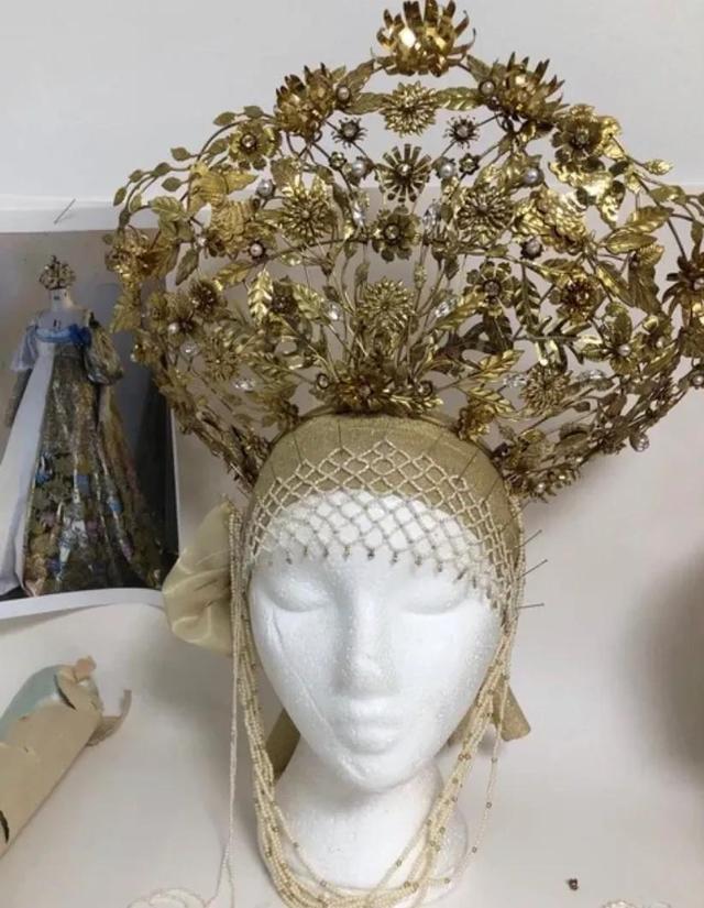 凯瑟琳大帝的豪华裙装：不仅是一CQ9电子 CQ9传奇电子套服装你必须正确居住在里面！(图5)
