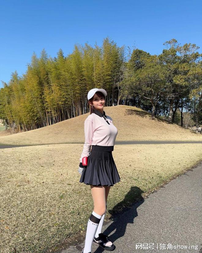 白衣黑裙小白帽虽然是高尔夫服装同样适用于日常穿搭而且效果绝C