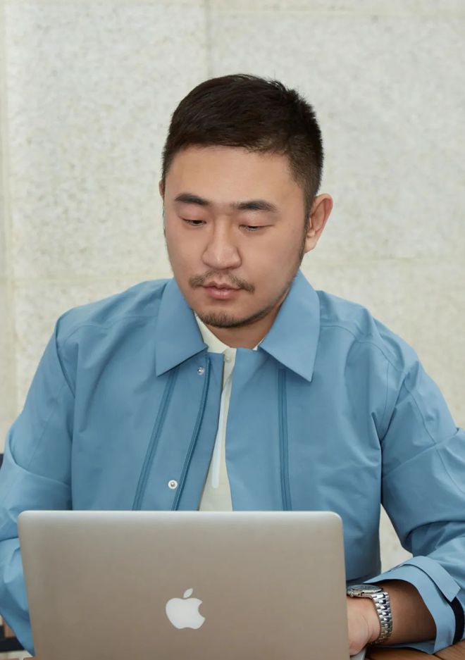 CQ9电子 CQ9传奇电子经典款变时髦、功能性服装凹造型、秋冬也要五颜六色男士穿搭今年大变样？(图36)