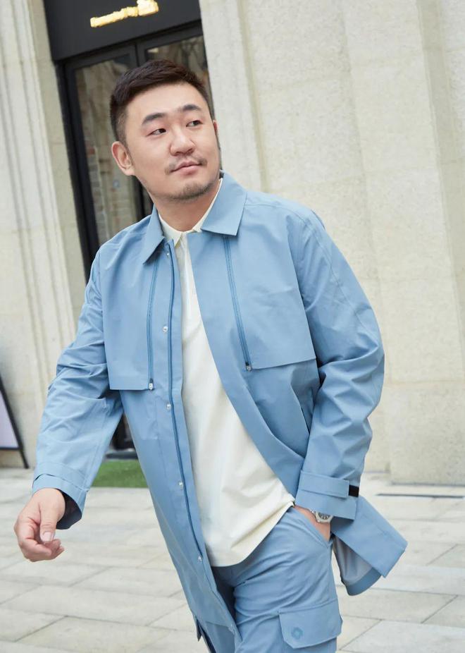 CQ9电子 CQ9传奇电子经典款变时髦、功能性服装凹造型、秋冬也要五颜六色男士穿搭今年大变样？(图29)