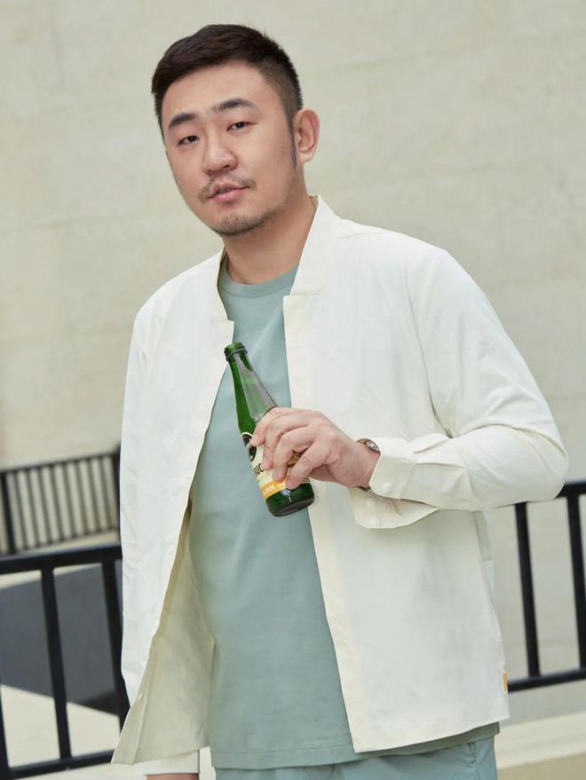CQ9电子 CQ9传奇电子经典款变时髦、功能性服装凹造型、秋冬也要五颜六色男士穿搭今年大变样？(图42)