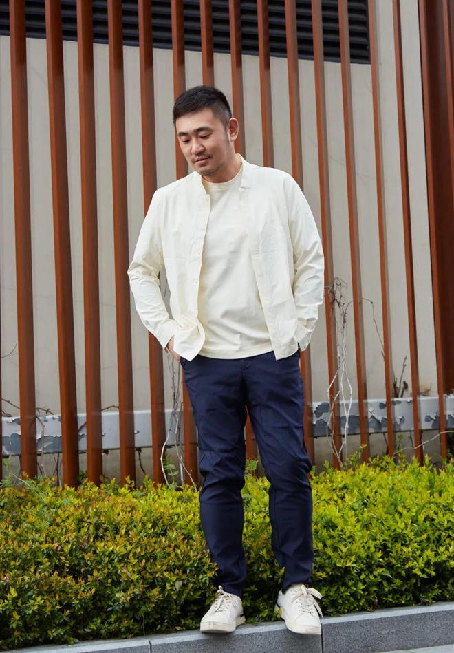 CQ9电子 CQ9传奇电子经典款变时髦、功能性服装凹造型、秋冬也要五颜六色男士穿搭今年大变样？(图44)