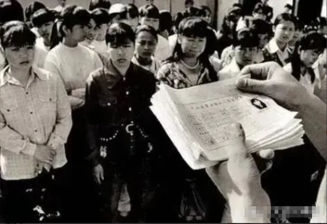 CQ9电子 CQ9传奇电子1998年纺织厂女工愁容满面聚在一起的照片被列入下岗遣散名单