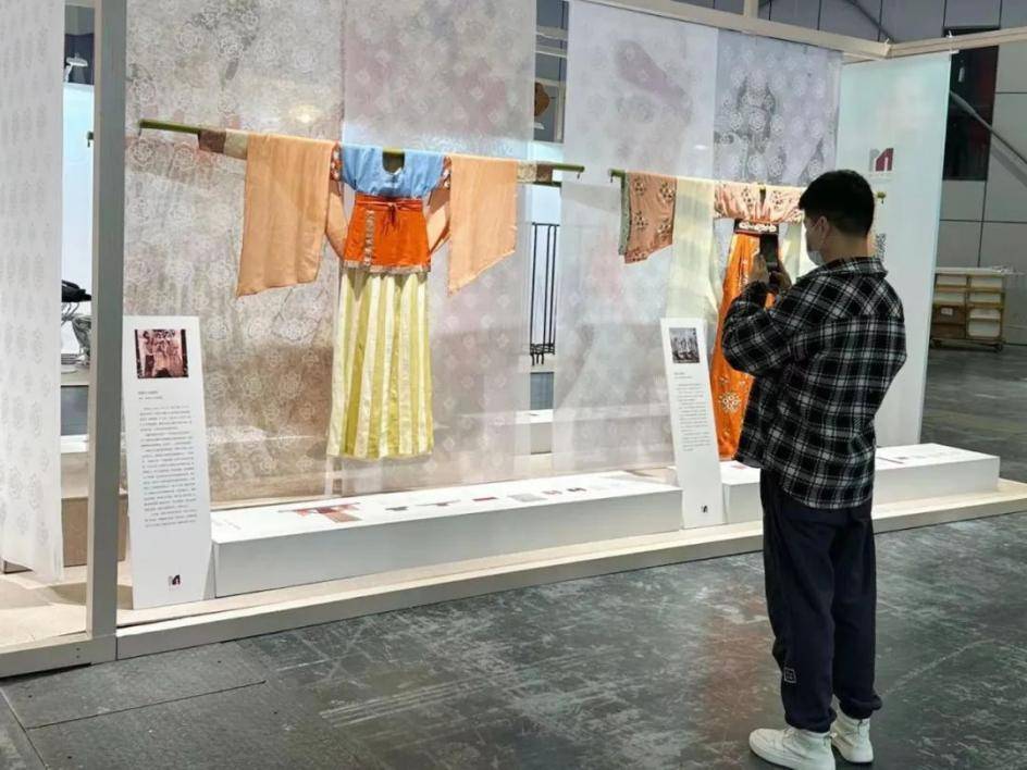 CQ9电子 CQ9传奇电子这个唐代服饰复原展在中国国际服装服饰博览会惊艳亮相(图5)