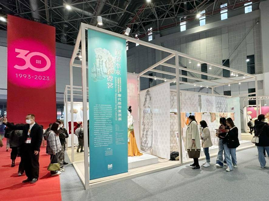 CQ9电子 CQ9传奇电子这个唐代服饰复原展在中国国际服装服饰博览会惊艳亮相(图2)
