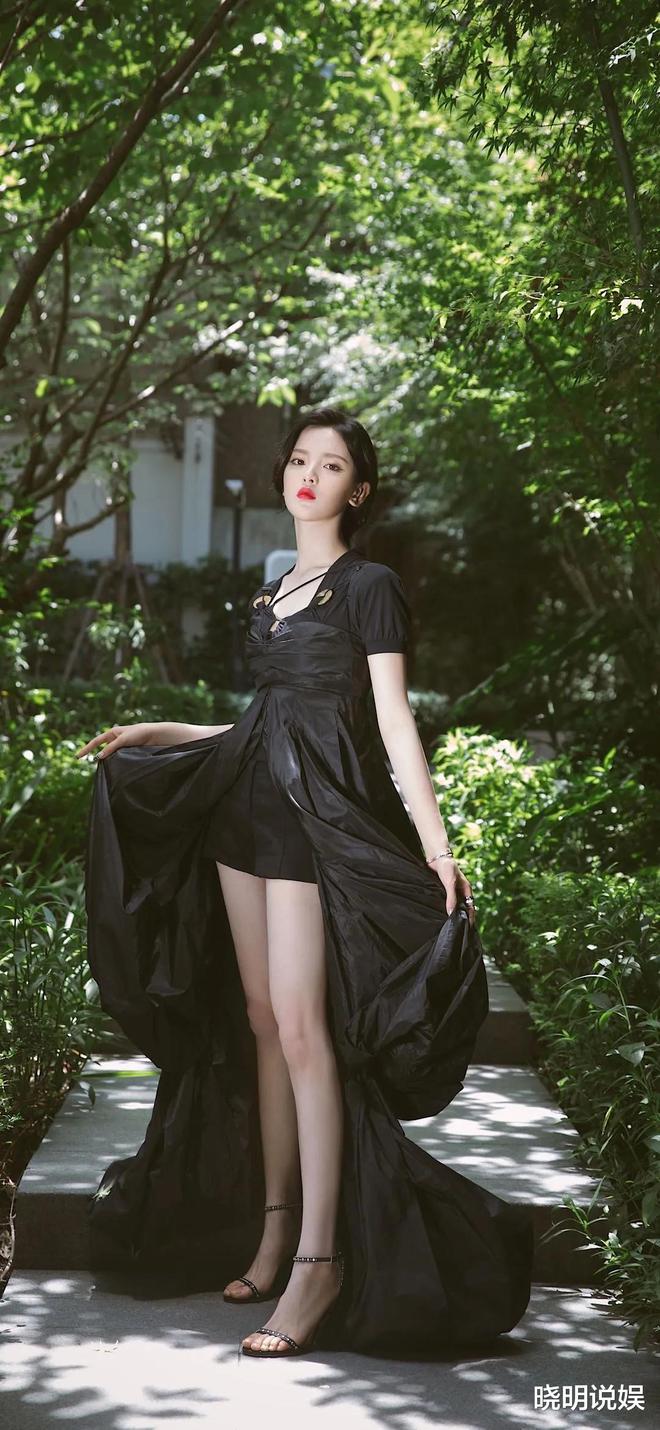 CQ9电子 CQ9传奇电子杨超越白丝长腿JK制服少女蜕变成野性十足辣妹(图2)