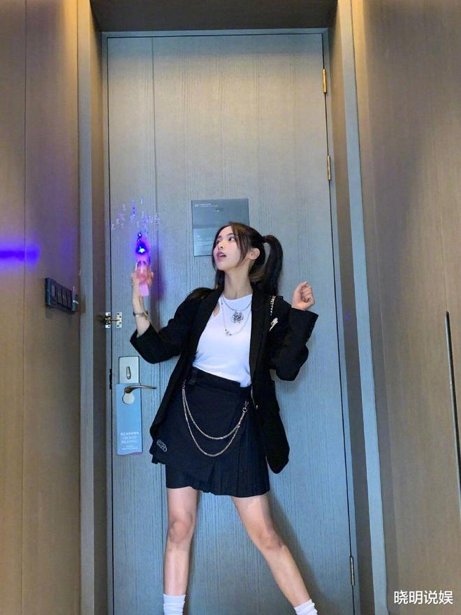 CQ9电子 CQ9传奇电子杨超越白丝长腿JK制服少女蜕变成野性十足辣妹(图4)