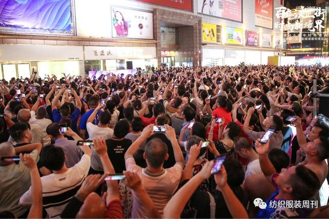 现场 汉正街40年历史积淀后完成时尚转身2019中国·汉正街服装服饰博览会CQ9电子 CQ9传奇电子如约而至(图11)