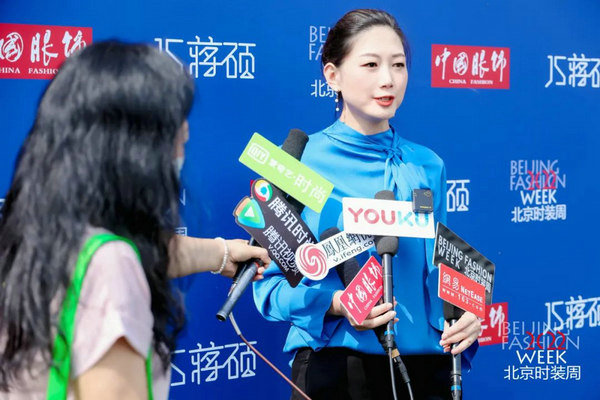 《中国服饰》杂志×JS蒋硕CQ9电子 CQ9传奇电子·肩上云2022北京时装周唯美上演(图5)