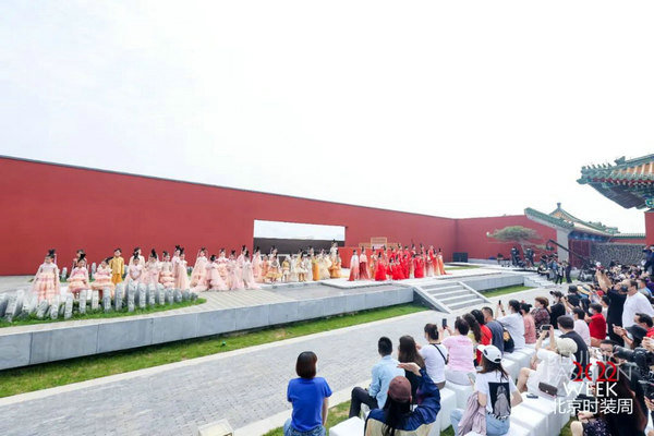 《中国服饰》杂志×JS蒋硕CQ9电子 CQ9传奇电子·肩上云2022北京时装周唯美上演(图10)