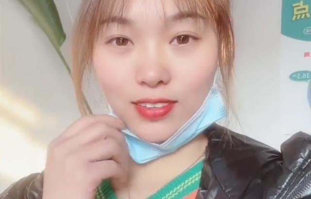 江苏女子晒纺织厂工作双手黝黑指甲和脸对比鲜明网友看后心疼CQ