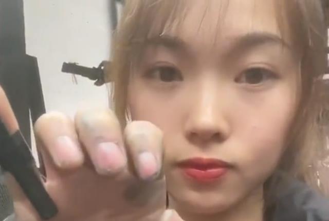 江苏女子晒纺织厂工作双手黝黑指甲和脸对比鲜明网友看后心疼CQ9电子 CQ9传奇电子(图2)