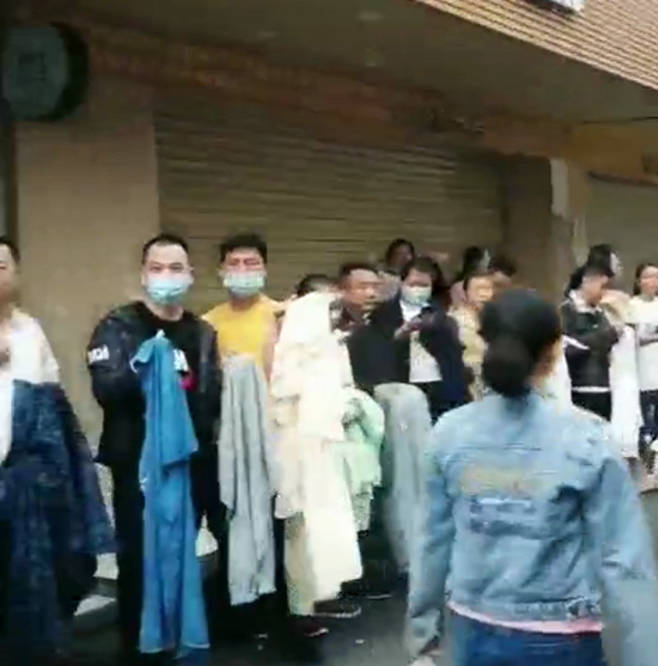 CQ9电子 CQ9传奇电子服装厂再现招工潮老板比应聘者多街头排队被工人挑