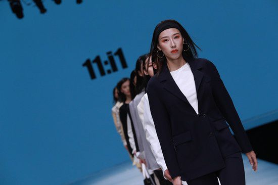 展现魅力CQ9电子 CQ9传奇电子女人时尚潮流自由着装(图2)
