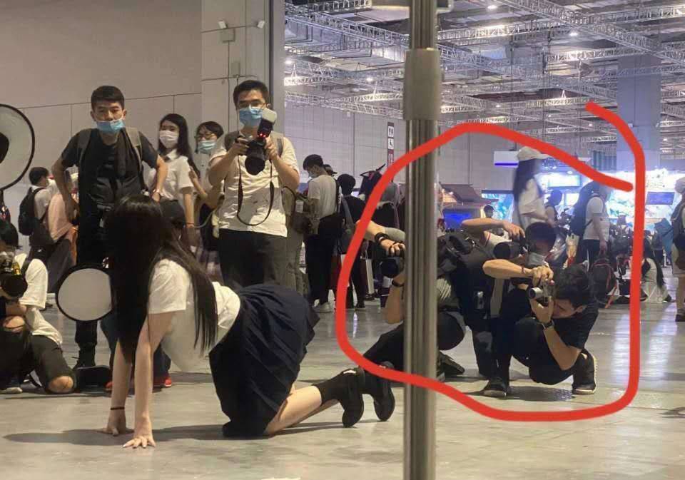 漫展女子穿JCQ9电子 CQ9传奇电子K制服摆不雅姿势遭斥多名男子俯身拍其露底裤照片(图2)