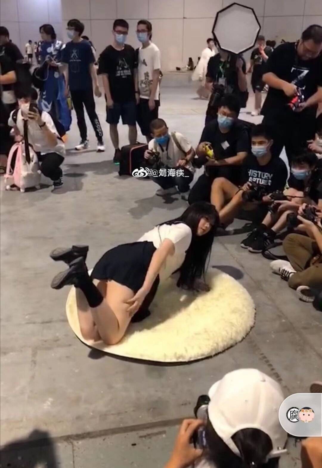 漫展女子穿JCQ9电子 CQ9传奇电子K制服摆不雅姿势遭斥多名男子俯身拍其露底裤照片