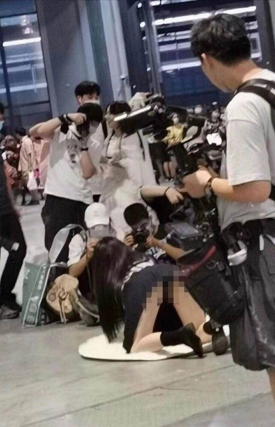 漫展女子穿JCQ9电子 CQ9传奇电子K制服摆不雅姿势遭斥多名男子俯身拍其露底裤照片(图10)