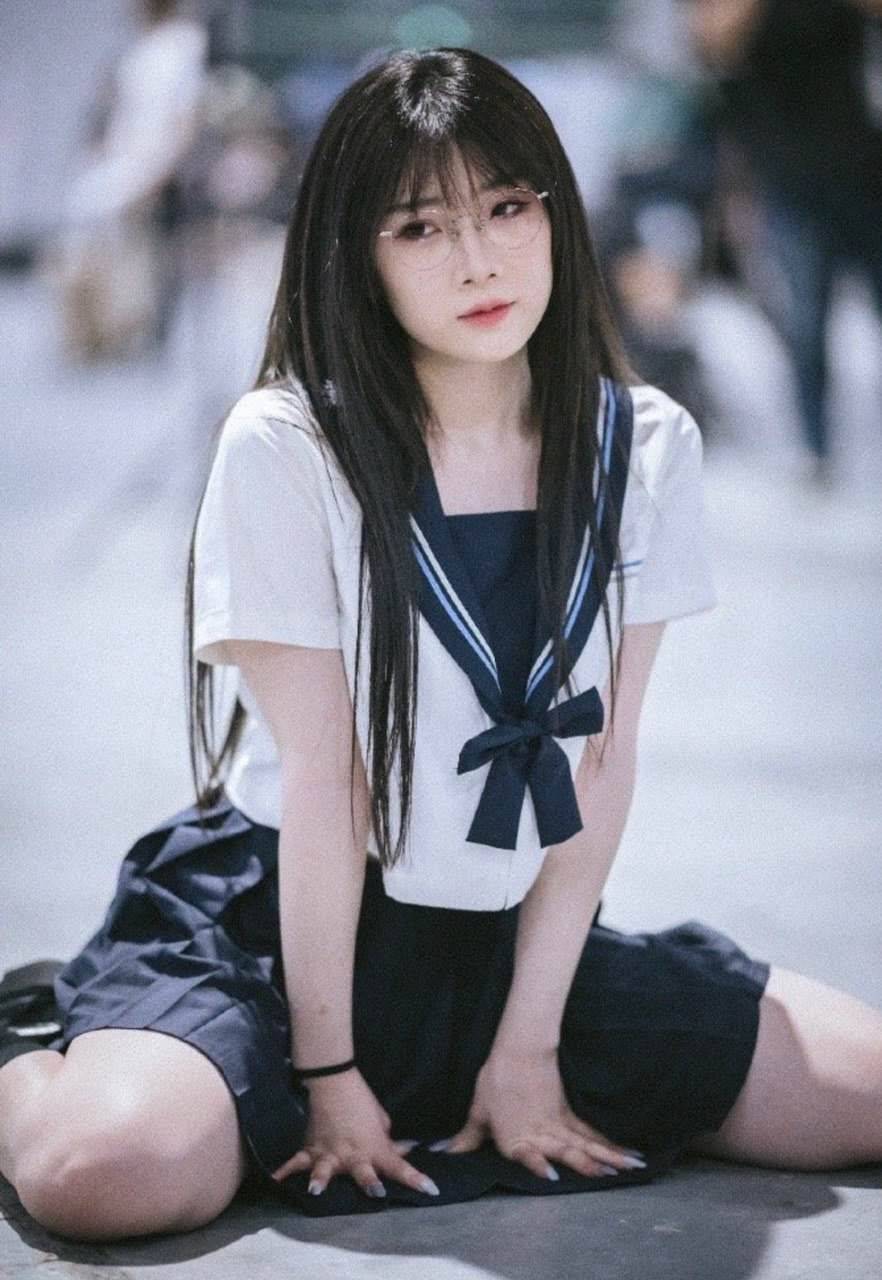 漫展女子穿JCQ9电子 CQ9传奇电子K制服摆不雅姿势遭斥多名男子俯身拍其露底裤照片(图7)