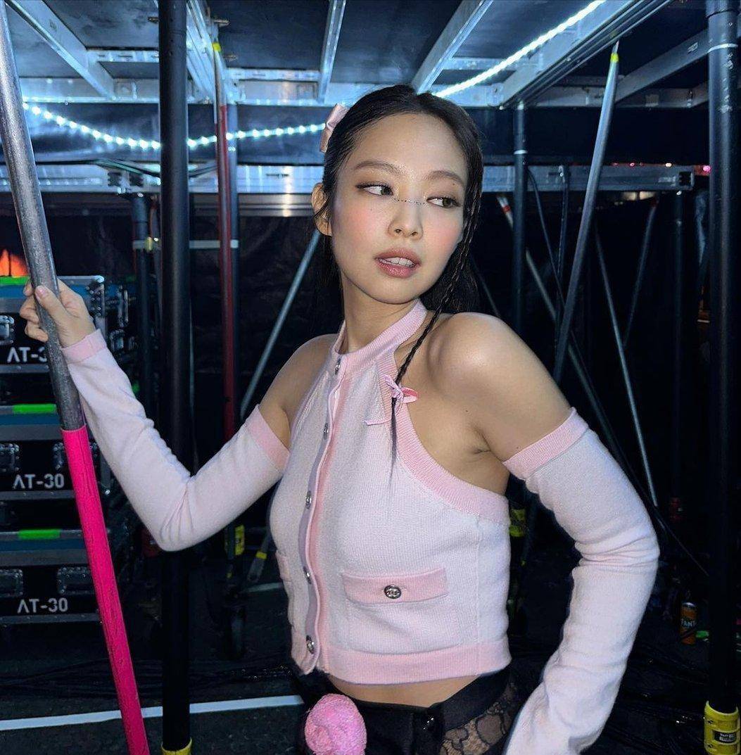 CQ9电子 CQ9传奇电子Jennie性感造型多次陷争议!私