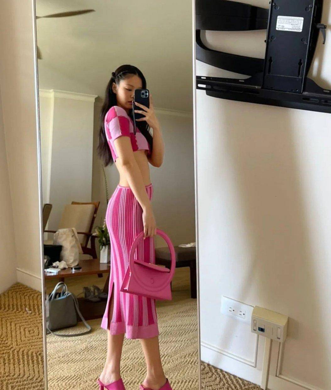 CQ9电子 CQ9传奇电子Jennie性感造型多次陷争议！私下着透视装、露背装被指太暴露(图6)