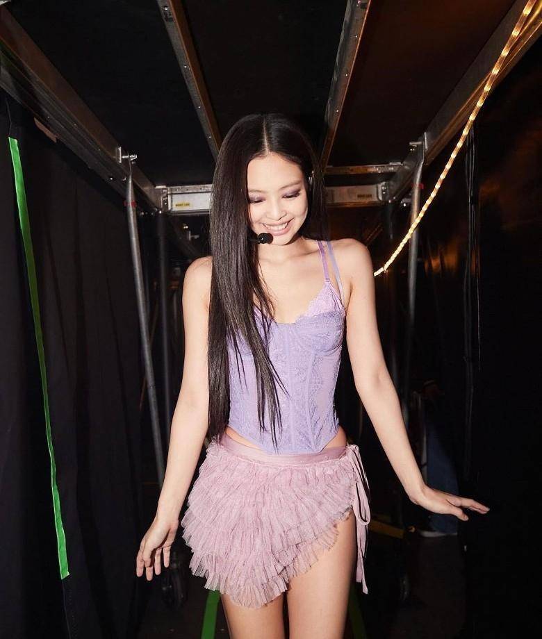 CQ9电子 CQ9传奇电子Jennie性感造型多次陷争议！私下着透视装、露背装被指太暴露(图9)