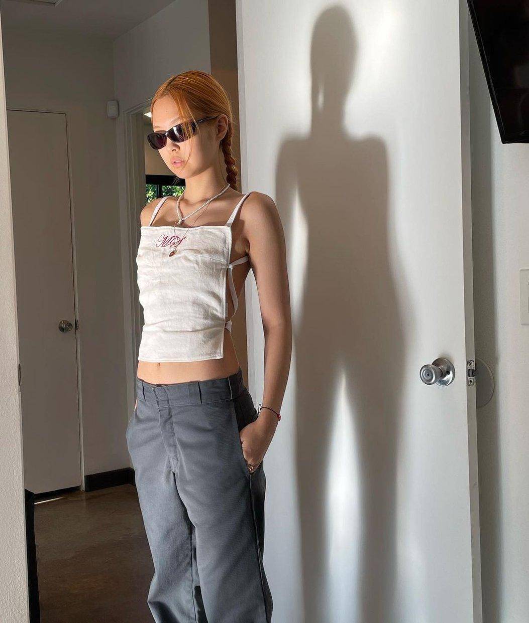 CQ9电子 CQ9传奇电子Jennie性感造型多次陷争议！私下着透视装、露背装被指太暴露(图7)