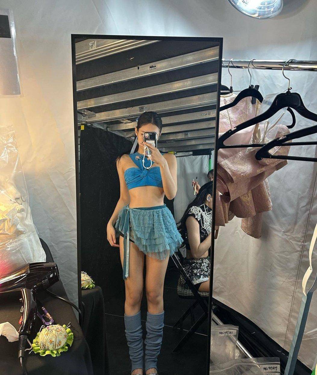 CQ9电子 CQ9传奇电子Jennie性感造型多次陷争议！私下着透视装、露背装被指太暴露(图10)