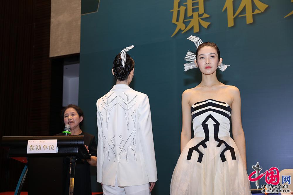 锦绣中华——202CQ9电子 CQ9传奇电子1中国非遗服饰秀亮相海南崖州[组图](图4)