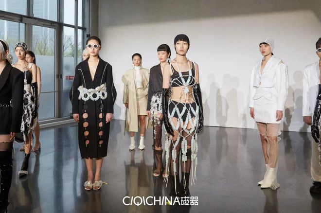 CQ9电子 CQ9传奇电子这一年时装走秀形式大洗牌(图21)
