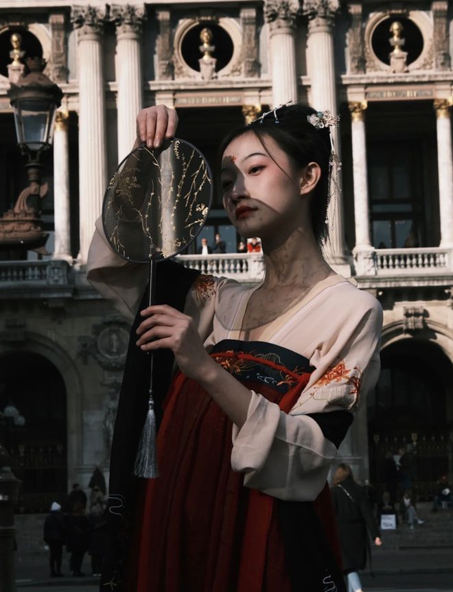 离婚后独自一人去冰岛买房、在联合国的舞台上参与汉服CQ9电子 CQ9传奇电子走秀她们也太酷了！(图18)