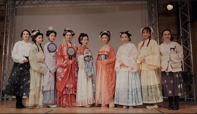 离婚后独自一人去冰岛买房、在联合国的舞台上参与汉服CQ9电子 CQ9传奇电子走秀她们也太酷了！(图21)