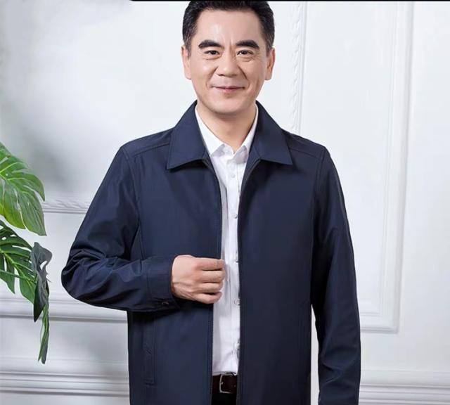网友偶遇中老年服装“第一网红”：他坑CQ9电子 CQ9传奇电子了我爸好多钱众人笑了(图2)