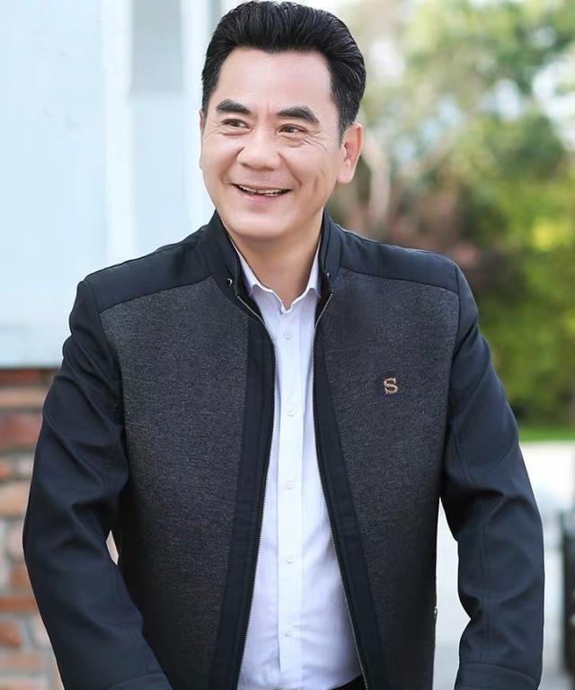 网友偶遇中老年服装“第一网红”:他坑CQ9电子 CQ9传奇电
