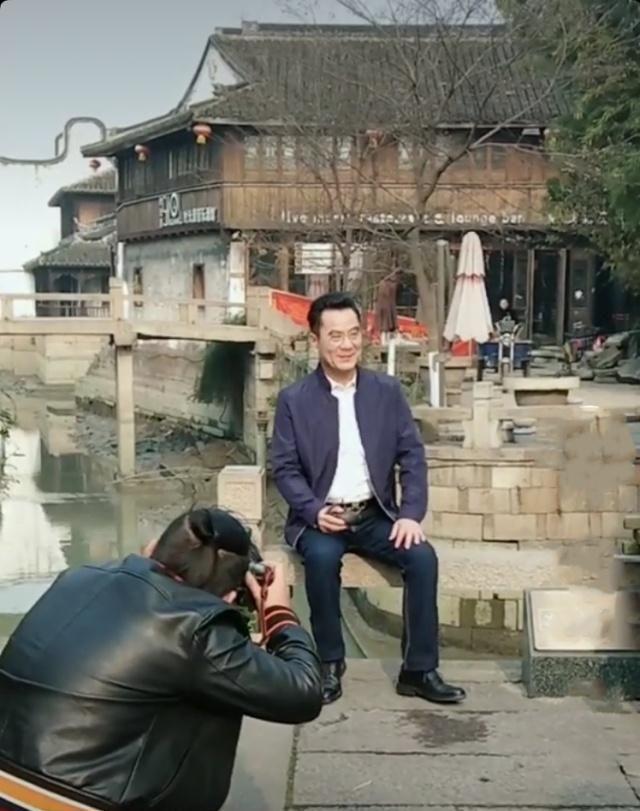 网友偶遇中老年服装“第一网红”：他坑CQ9电子 CQ9传奇电子了我爸好多钱众人笑了(图5)