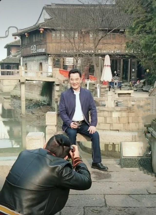网友偶遇中老年服装“第一网红”：他坑CQ9电子 CQ9传奇电子了我爸好多钱众人笑了(图4)