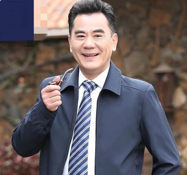 网友偶遇中老年服装“第一网红”：他坑CQ9电子 CQ9传奇电子了我爸好多钱众人笑了(图3)