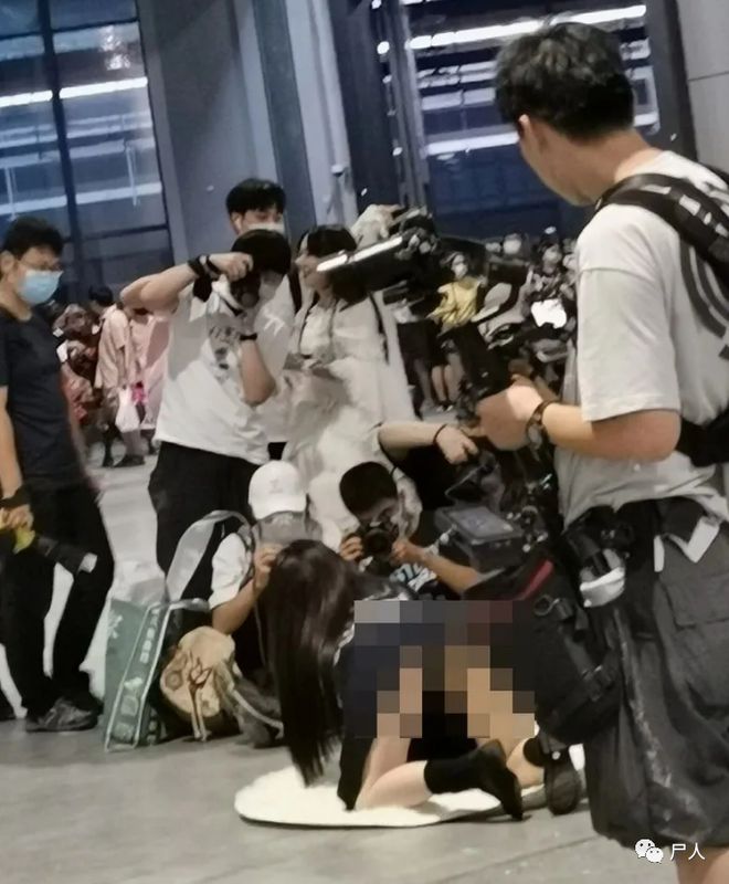 扒衣露胸穿裙抄底!那些漫展上的JK女孩究竟是CQ9电子 CQ