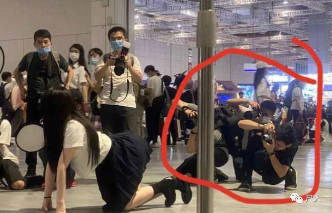 扒衣露胸穿裙抄底！那些漫展上的JK女孩究竟是CQ9电子 CQ9传奇电子不是在搞黄色？(图5)