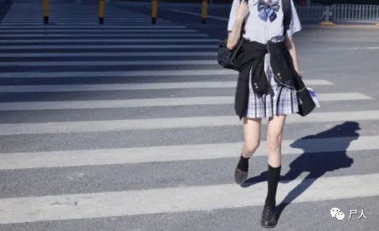 扒衣露胸穿裙抄底！那些漫展上的JK女孩究竟是CQ9电子 CQ9传奇电子不是在搞黄色？(图19)