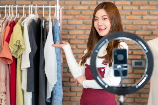 CQ9电子 CQ9传奇电子杭州四季青服装批发市场禁止直播带货为何引发争议冰火两重天(图7)