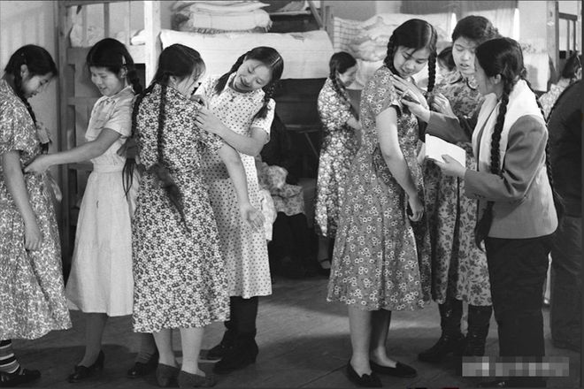 CQ9电子 CQ9传奇电子1957年纺织厂女工在试穿“布拉吉