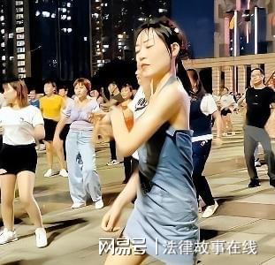 CQ9电子 CQ9传奇电子纪实：女子穿着吊带裙跳广场舞裙子打湿紧贴身上引发大众热议